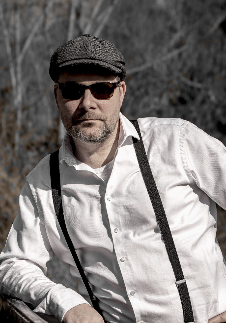 Mario Schmitz - 
Guitar